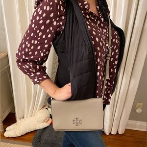 ✨Tory Burch combo crossbody/shoulder gray bag w silver emblem.